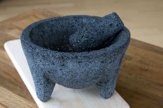 How to season a molcajete